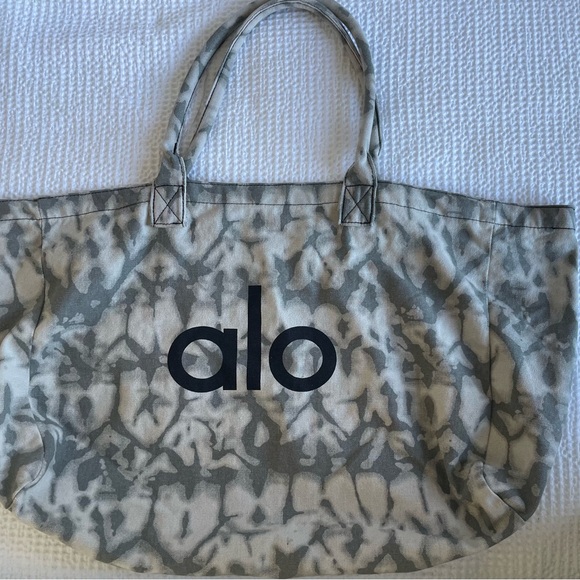 ALO Yoga Tie-Dye Gray Tote Bag - Picture 4 of 6